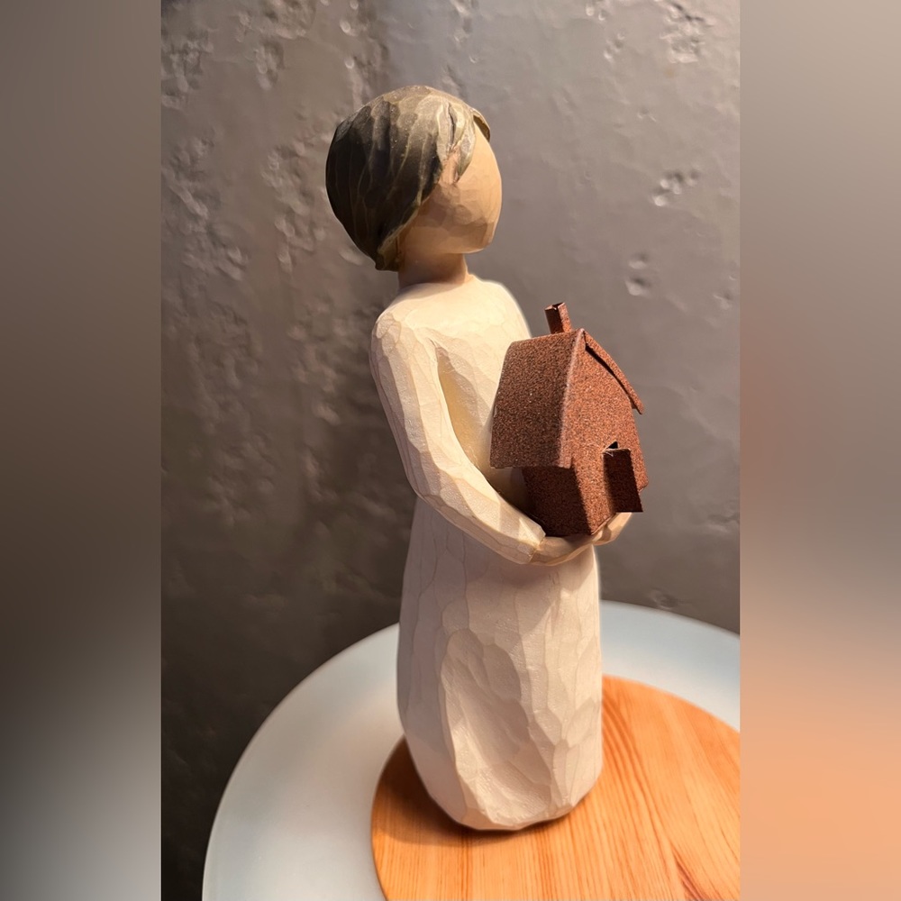 Willow Tree Mi Casa, My house is your house Female Holding A House 5.5"